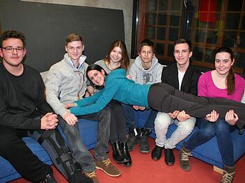 Die Mitglieder des neuen Jugendparlaments Holger Rumpf, Christian Aurich, Marlene Kreyenberg, Leonardo Ruck, Nico Kauper und Juliane Säger (v. l.) tragen Jugendpflegerin Julia Weiland auf Händen. Im Bild fehlen wegen Erkrankung Lukas Schmuck und Daniel Felker. Foto: Evi Seeger