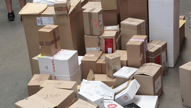 Pakete wohin man schaut  Foto: Josef Hofbauer