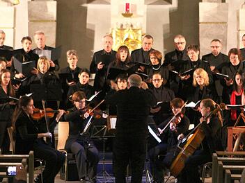 Präzise sowie intonatorisch sauber und ausgewogen im Klang war das Zusammenspiel des Kammerchors Bad Brückenau mit dem Elisenquartett.Konzert des Kammerchores. Foto; Thomas Dill