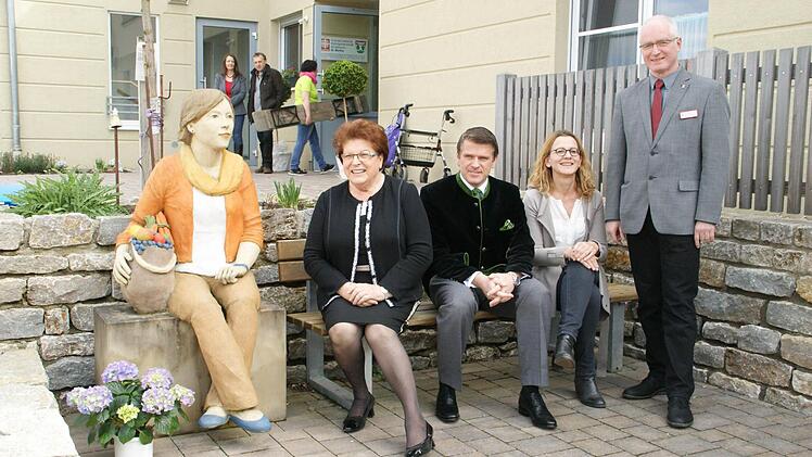Landtagspräsidentin Barbara Stamm möchte gemeinsam mit MdL Steffen Vogel helfen, Senioren-Wohngemeinschaften wie St. Martha in Knetzgau über den Modellcharakter hinauszuführen. Das erklärte sie bei einem Besuch anlässlich des 5jährigen Bestehens gegenüber der Kreisgeschäftsführer der Caritas Anke Schäflein und dem Kreisvorsitzenden Johannes Simon (von links). Hier auf der Bank am Eingang zusammen mit der Figur "Martha", dem Wahrzeichen des Hauses.