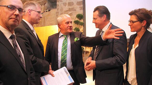 Ein besonderes Pr&auml;sent hatten die MFG-Elternbeir&auml;te Uwe Helgert und Bernd Rosemann (von links) sowie Iris Freifrau von K&uuml;n&szlig;berg-Schmidt und Schulleiter Horst Pfadenhauer (von rechts) f&uuml;r Kultusminister Ludwig Spaenle (Mitte) dabei: eine Petition, die den Elternwillen - und mit ihm die R&uuml;ckkehr zum G9 - an der Schule bekundet. Foto: Jochen N&uuml;tzel