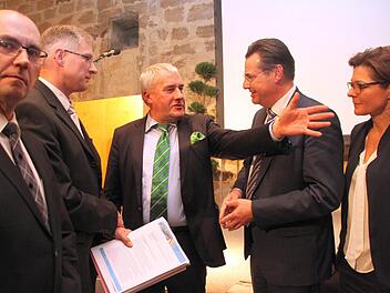 Ein besonderes Präsent hatten die MFG-Elternbeiräte Uwe Helgert und Bernd Rosemann (von links) sowie Iris Freifrau von Künßberg-Schmidt und Schulleiter Horst Pfadenhauer (von rechts) für Kultusminister Ludwig Spaenle (Mitte) dabei: eine Petition, die den Elternwillen - und mit ihm die Rückkehr zum G9 - an der Schule bekundet. Foto: Jochen Nützel