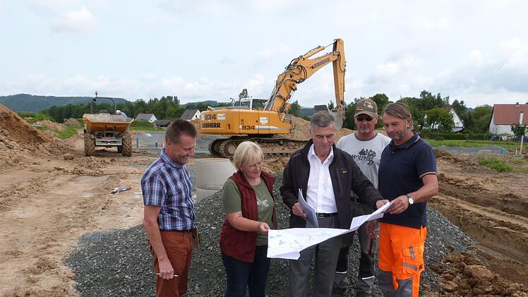 Die umfangreichen Erschließungsarbeiten für das neue Wohnbaugebiet "An der Steigengasse" liegen im Zeitplan. Unser Bild zeigt (von links) Verwaltungsangestellten Gerhard Biedermann, Diana Reichel, Bürgermeister Siegfried Decker, Polier Waldemar Wunder und Bauhofvorarbeiter Willi Lauterbach.  Foto: Werner Reißaus