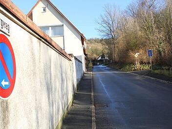 Im Bergweg müssen auf einer Länge von 210 Metern ein neuer Regenwasserkanal und eine neue Hauptwasserleitung verlegt werden. Die Gemeinde Ködnitz muss mit Kosten von rund 850 000 Euro rechnen. Nun wird geprüft, ob die Gemeinde an Fördergelder kommt. Jochen Nützel