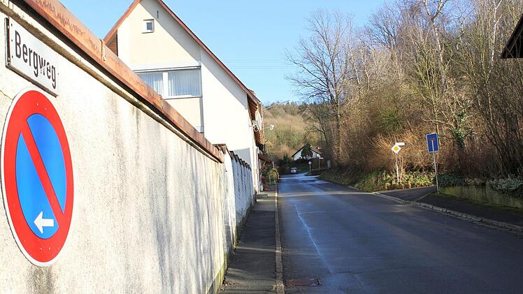 Im Bergweg müssen auf einer Länge von 210 Metern ein neuer Regenwasserkanal und eine neue Hauptwasserleitung verlegt werden. Die Gemeinde Ködnitz muss mit Kosten von rund 850 000 Euro rechnen. Nun wird geprüft, ob die Gemeinde an Fördergelder kommt. Jochen Nützel