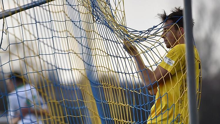 Ins Netz gegangen: Steffen Eder von der SpVgg Bayreuth kann in der Regionalliga den Treffer zum 2:0 für die SpVgg Greuther Fürth II nicht verhindern. Sportfoto Zink