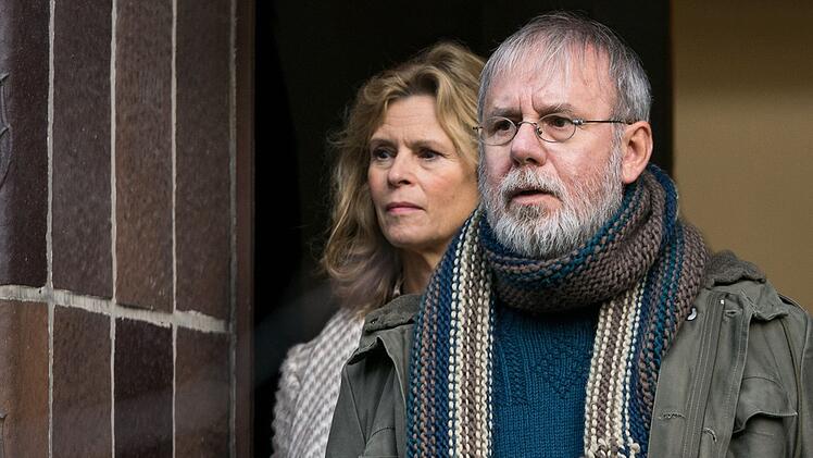 Linda (Leslie Malton) und Joschi (Joachim Król) reagieren geschockt auf die Todesnachricht.