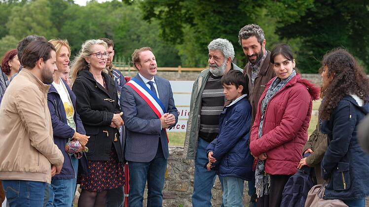 Die Einwohner der kleinen Gemeinde Paimpont hei&szlig;en eine syrische Fl&uuml;chtlingsfamilie willkommen.