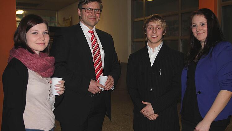 Für die Vorbereitung der Aktionärsversammlung leistete die Sparkasse Ostunterfranken mit Azubi Edith Schmidtke (von links) und Ausbildungsleiter Uli Firsching viel Unterstützung. Daneben die Vorstandsmitglieder Tim Grubert und Mandy Artzt. Fotos: Günter Geiling