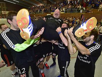 Gegenwehr zwecklos: Die Spieler des HC Erlangen lassen ihren Trainer Frank Bergemann hochleben Fotos: Sportfoto Zink