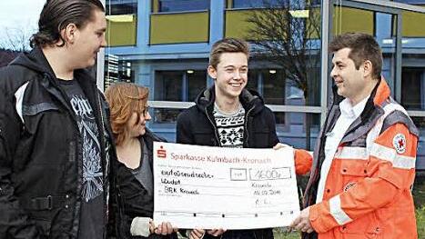 Ralf Schmidt vom Roten Kreuz nahm den symbolischen Scheck entgegen. Foto: Mariell D&ouml;rrschmidt
