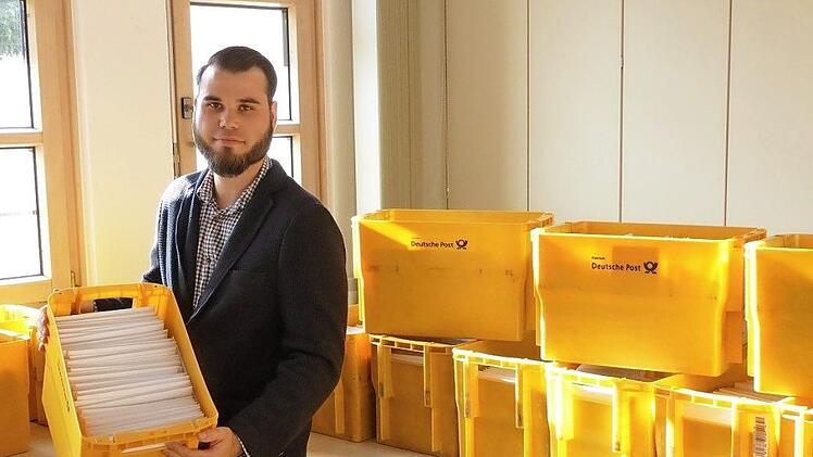 Benjamin Herrmann, der Geschäftsstellenleiter der "Gesundheitsregion/plus Landkreis Haßberge", mit den eingetüteten Fragebögen für die Gesundheitsumfrage, die jetzt startet Foto: Tina Lenhart/Landratsamt Haßberge