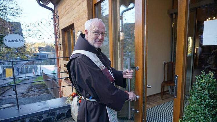 Pater Franz-Josef Kröger, Provinzialvikar der Franziskaner, war der Erste, der den neuen Klosterladen auf dem Kreuzberg zur Eröffnung betrat. Foto: Marion Eckert