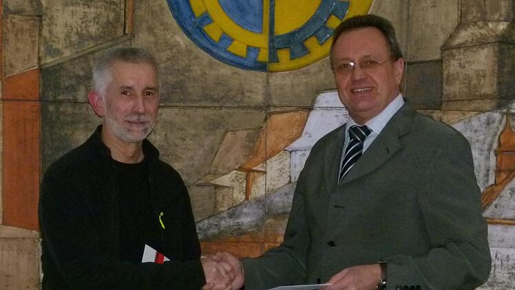 Dieter Ehrlich (links) hat 100 freiwillige Blutspenden gegeben. B&uuml;rgermeister Udo Siegel (rechts) dankte dem eifrigen Spender f&uuml;r seinen selbstlosen Einsatz und &uuml;bergab eine Urkunde und eine Ehrennadel in Gold des Bayerischen Roten Kreuzes sowie Geschenke der Gemeinde. Foto: Lothar B&ouml;hnel