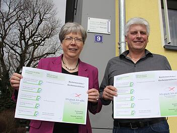Dekanin Dorothea Richter und Horst Moser, der sich seit 1994 im Kirchenvorstand von Schmölz ehrenamtlich engagiert, machen Werbung für die Kirchenvorstandswahl am 21. Oktober. Foto: Andreas Schmitt