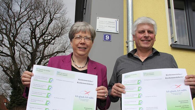 Dekanin Dorothea Richter und Horst Moser, der sich seit 1994 im Kirchenvorstand von Schmölz ehrenamtlich engagiert, machen Werbung für die Kirchenvorstandswahl am 21. Oktober. Foto: Andreas Schmitt
