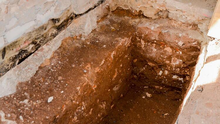 Die bei der Sanierung ausgegrabene Steinmauer könnte zwar ein Fundament sein, aber auch die Sichtmauer eines älteren Gebäudes. Jetzt soll ein Archäologe beauftragt werden.  Fotos: Bernhard Panzer