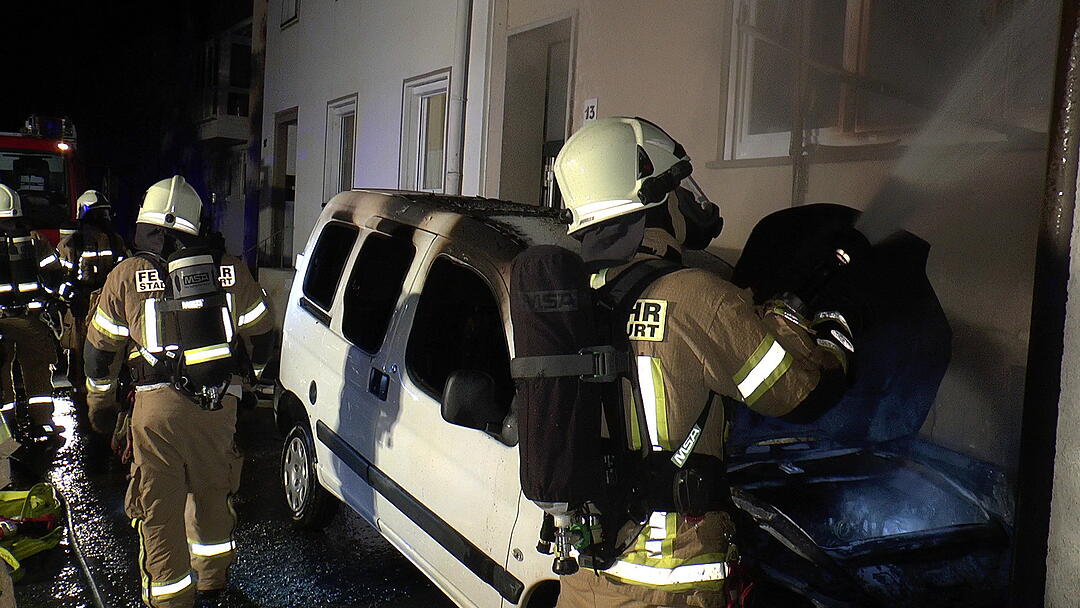 Haßfurt: Auto brennt vollständig aus und beschädigt zwei Wohnhäuser