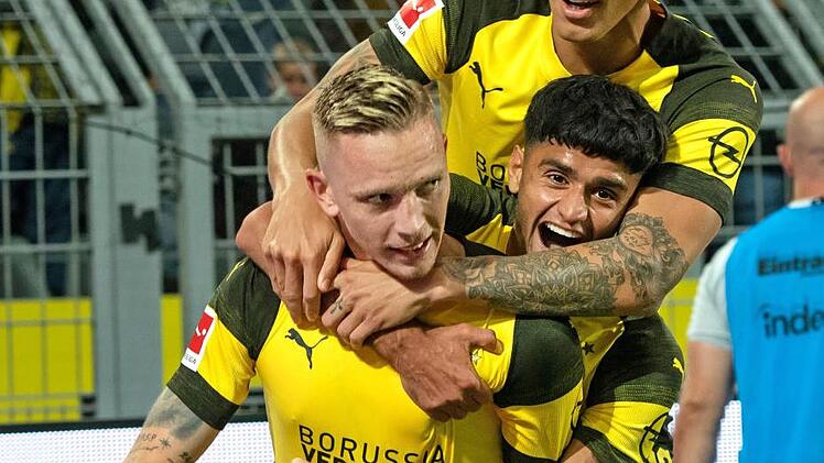 Am 3. Spieltag traf Marius Wolf im Signal Iduna Park gegen seinen Ex-Klub Eintracht Frankfurt. Er jubelt mit Mahmoud Dahoud und Axel Witsel (oben) über sein Tor zum 2:1.  Foto: Bernd Thissen/dpa
