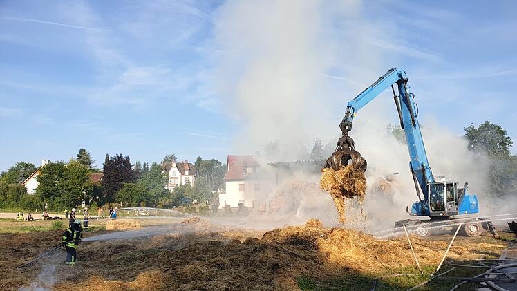 Scheunenbrand auf Bauernhof in Heilsbronn: Ein Bagger legt nach dem großen Feuer Glutnester frei. Foto: NEWS5 / Fechner