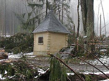 Viele Stürme wie "Kyrill" im Jahr 2007 sind schon über den Kirchbühl hinweggefegt und haben die kleine Waldkapelle wie durch ein Wunder verschont. Die ehemalige Dorfstatt zwischen Radspitze und Markgrafenhöhe ist heute willkommenes Refugium für Wanderer. Foto: Alexander Grahl