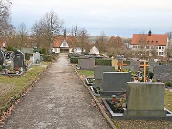 Darüber, wie mit dem sensiblen Thema der Grabgestaltung umgegangen werden soll, machten sich die Zapfendorfer Gemeinderäte Gedanken. Außerdem soll die Friedhofssatzung neu gefasst werden, so dass alle Gemeindeteile ihren Besonderheiten entsprechend gewürdigt werden. Das Bild zeigt den Zapfendorfer Friedhof. Foto: Matthias Einwag