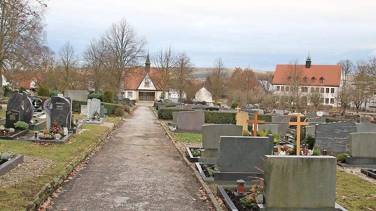 Darüber, wie mit dem sensiblen Thema der Grabgestaltung umgegangen werden soll, machten sich die Zapfendorfer Gemeinderäte Gedanken. Außerdem soll die Friedhofssatzung neu gefasst werden, so dass alle Gemeindeteile ihren Besonderheiten entsprechend gewürdigt werden. Das Bild zeigt den Zapfendorfer Friedhof. Foto: Matthias Einwag