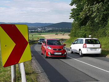 Ganz schön viel los: Die Steigung am Neustadter Stiefvater  ist gerade im Winter ein Sicherheitsrisiko für Verkehrsteilnehmer. - Foto: Berthold Köhler