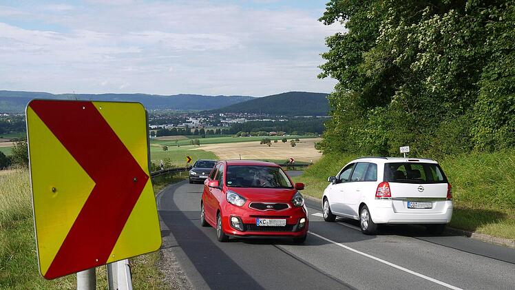 Ganz schön viel los: Die Steigung am Neustadter Stiefvater  ist gerade im Winter ein Sicherheitsrisiko für Verkehrsteilnehmer. - Foto: Berthold Köhler