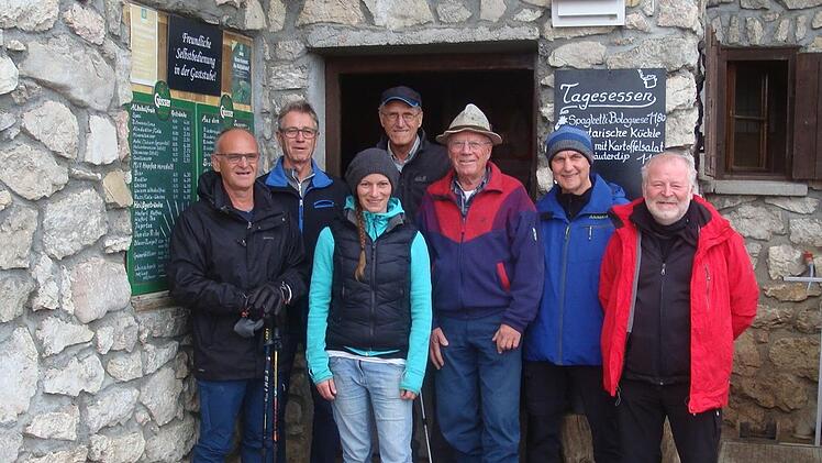 Die Arbeitsgruppe mit der H&uuml;ttenwirtin Sabine Wirth.