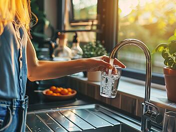 Wasser trinken, Wasserhahn, Wassercent, Wasserentnahmeentgeld