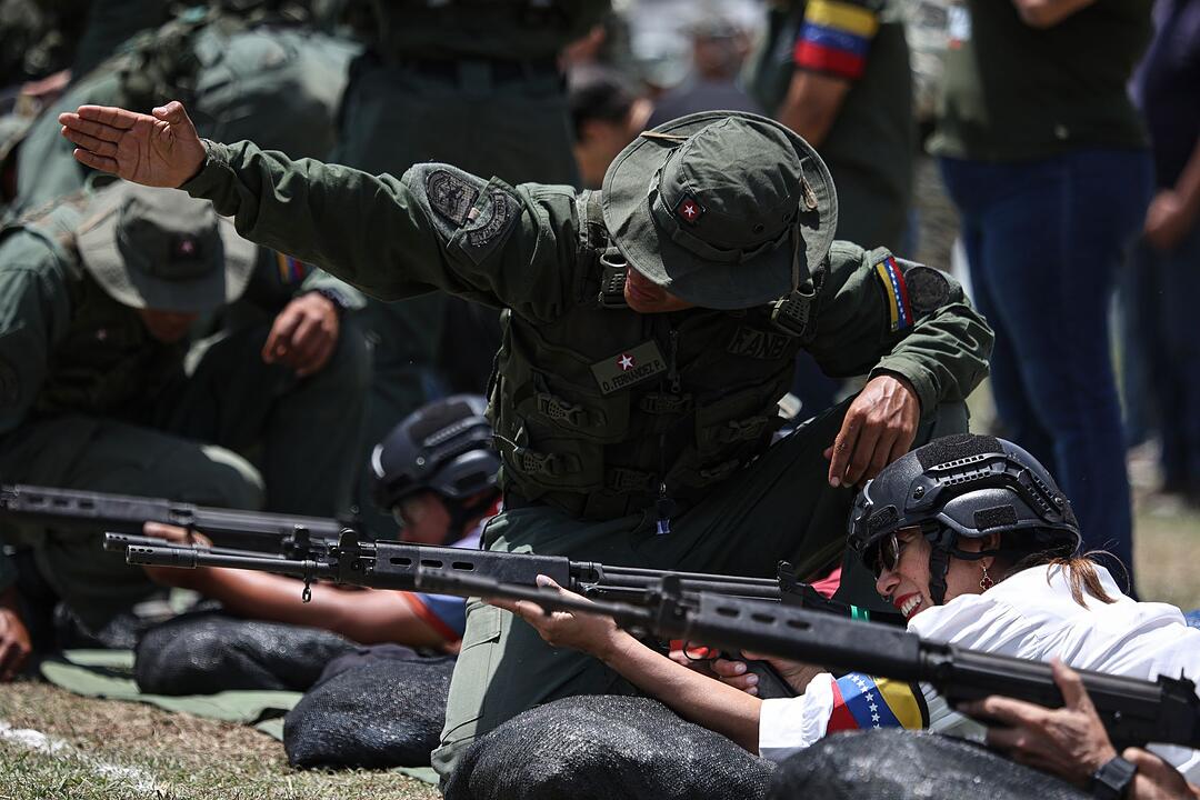 Milizionäre in Venezuela werden an der Waffe ausgebildet