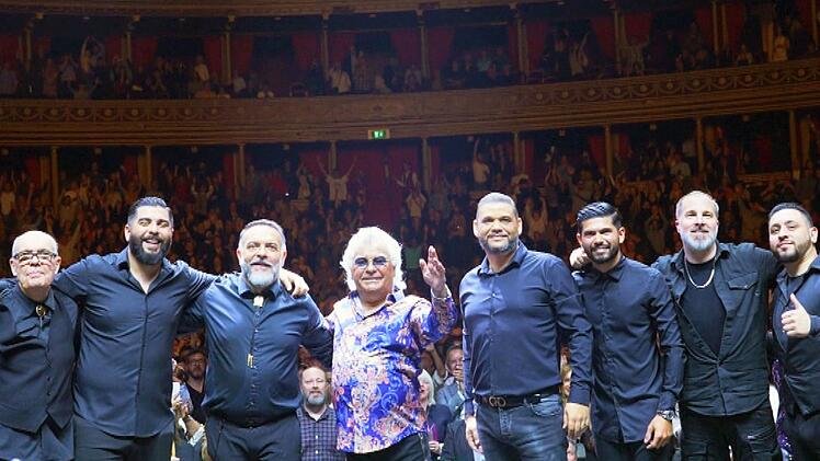 Nicolas Reyes (Mitte) spielt mit den Gipsy Kings immer noch regelm&auml;&szlig;ig vor gro&szlig;em Publikum. Mit den Gipsy Kings, die vor knapp 40 Jahren die Welt eroberten, hat die heutige Band aber nicht mehr viel zu tun.