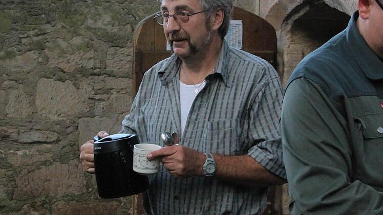 Reiner Niermann verteilt Kaffee zum Munterwerden! Foto: Simone Bastian