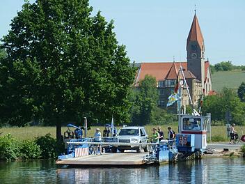 In nicht einmal zwei Minuten bringt die Fähre in Wipfeld (im Hintergrund der Ortsteil St. Ludwig) Fußgänger, Räder und Kraftfahrzeuge über den Main. Sie ist die größte Fähre in der Region. Die nächste Brücke ist hier 13 Kilometer entfernt. Foto: Matthias Litzlfelder