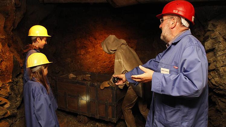 Wenn sie schon mal in Kupferberg zu Besuch sind, dann lassen sich auch Louis und Lissi Tengler, die Enkel von Heinz Kliesch, von Bergwerkführer Werner Großkop in die Geheimnisse der Kupferberger Unterwelt einweihen. Foto: Matthias Beetz
