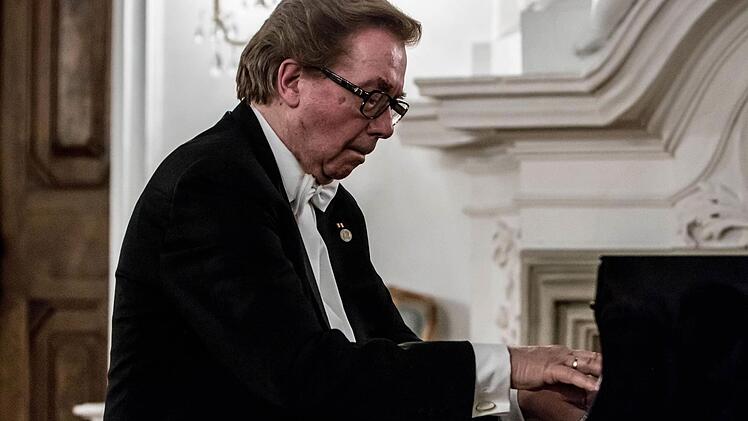 Hans-Dieter Bauer gestaltete einen Schumann-Abend im Kaisersaal von Kloster Banz. Foto: Jochen Berger