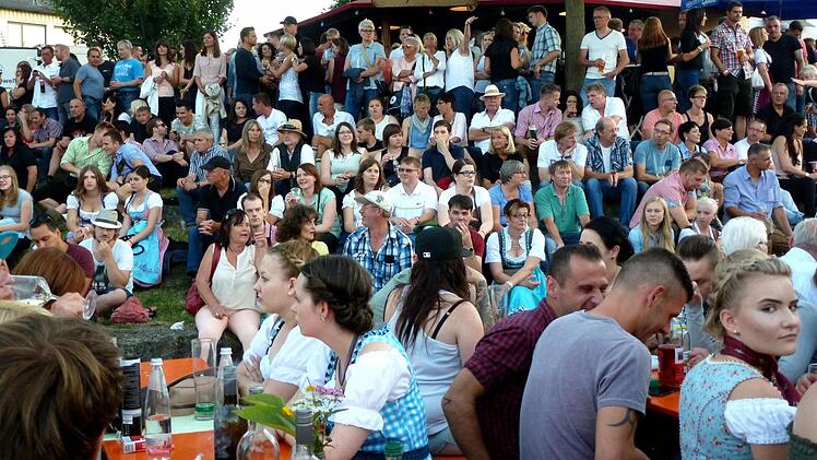 Von den Steinterrassen aus hatten die Besucher den besten Blick auf die Musikkapellen und über den gesamten Festplatz.