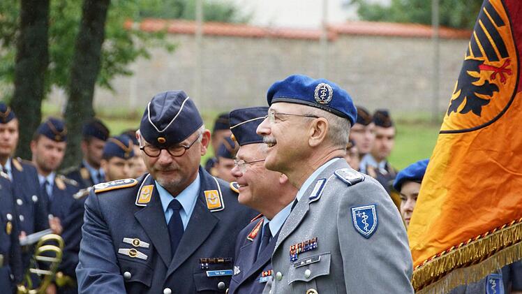 Kommandoübergabe: Oberstarzt Michael Eger, Generalstabsarzt Dr. Dirk Raphael und Oberstarzt Dr. Michael Uhl. Foto: Arkadius Guzy