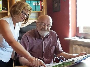Ehrenobmann Klaus Schramm mit seiner Frau Brigitte, die lange Schriftführerin war, beim Durchblättern der Unterlagen. Foto: Klaus-Peter Wulf