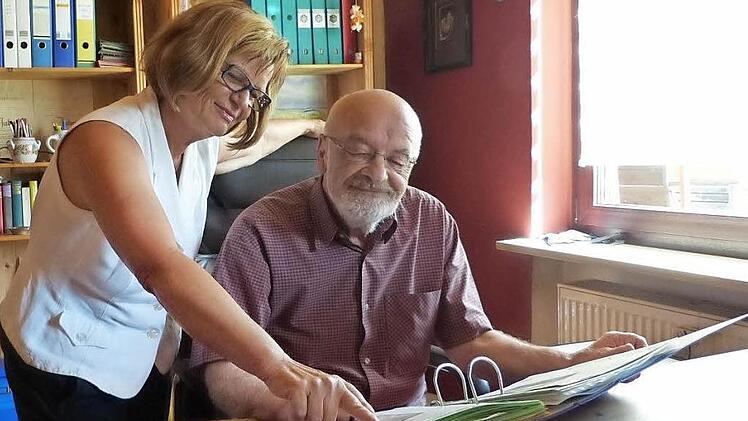 Ehrenobmann Klaus Schramm mit seiner Frau Brigitte, die lange Schriftführerin war, beim Durchblättern der Unterlagen. Foto: Klaus-Peter Wulf
