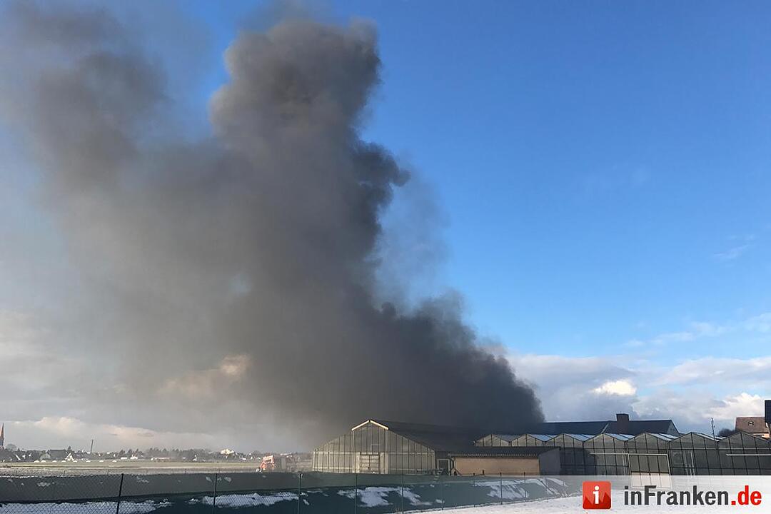 Vollbrand Lagerhalle im Nürnberger Norden