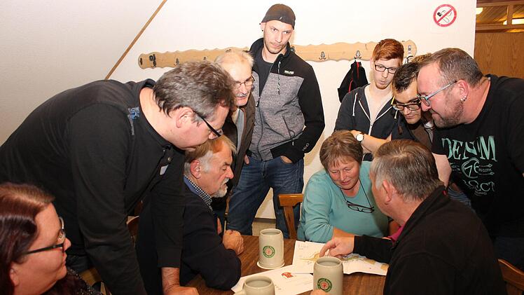 Nach der Versammlung wurde über die künftigen Bauflächen noch lebhaft  diskutiert.Evi Seeger