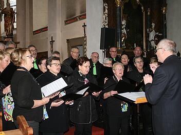 Stücke alter Meister, weihnachtliche und besinnliche Lieder, ließen die Zuhörer in der voll besetzten Kirche Sankt Petrus in Ketten für fast eineinhalb Stunden den Alltag vergessen. Gabi Sell