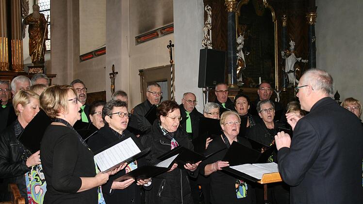 Stücke alter Meister, weihnachtliche und besinnliche Lieder, ließen die Zuhörer in der voll besetzten Kirche Sankt Petrus in Ketten für fast eineinhalb Stunden den Alltag vergessen. Gabi Sell