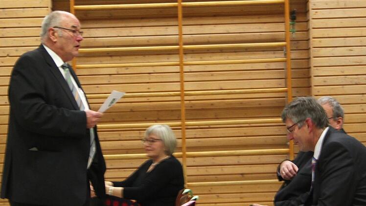 2017  wurde Dieter Adam (stehend) beim Jahresempfang zum Altbürgermeister ernannt.Foto: Jürgen Gärtner