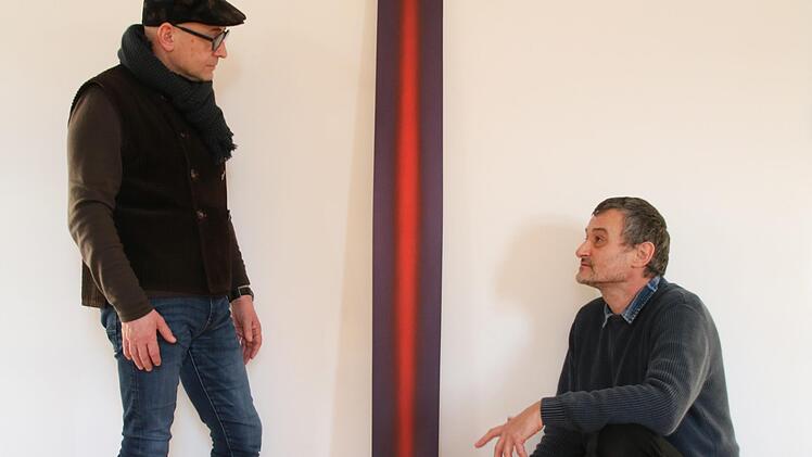 Winfried Skrobek spricht mit dem Münnerstädter Galeristen Thomas Pfarr (stehend) über seine Kunst. Heike Beudert