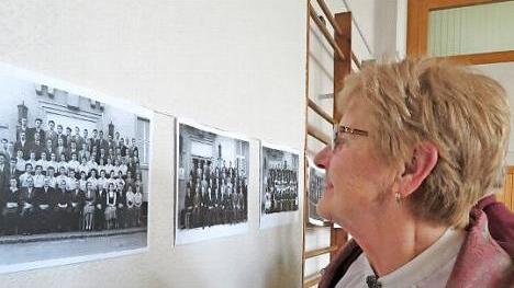 Landfrau Margareta Schmitt aus Kirchlein betrachtet die Fotos der Abschlussklassen der ehemaligen Landwirtschaftsschule Staffelstein.