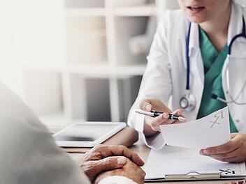 Der Nächste, bitte -   in sechs Wochen: Wie ein Patient versichert ist, wirkt sich auf die Terminvergabe aus. Das hat ein Test zweier Bamberger Redakteure gezeigt. Foto: sebra, adobe stock