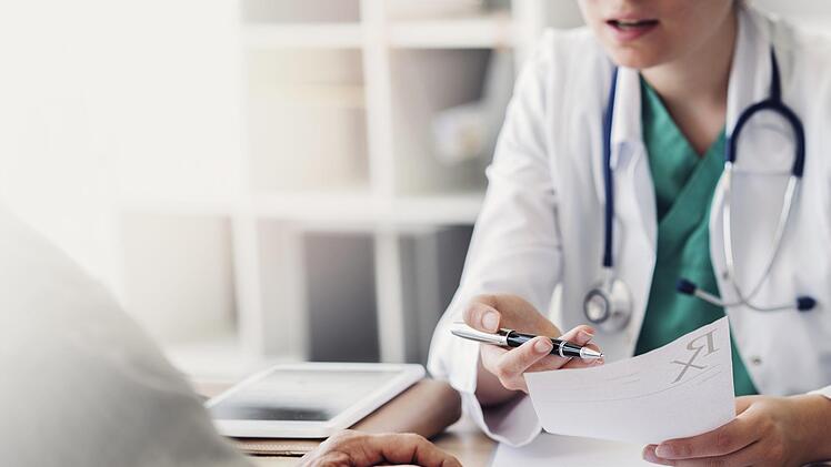 Der Nächste, bitte -   in sechs Wochen: Wie ein Patient versichert ist, wirkt sich auf die Terminvergabe aus. Das hat ein Test zweier Bamberger Redakteure gezeigt. Foto: sebra, adobe stock